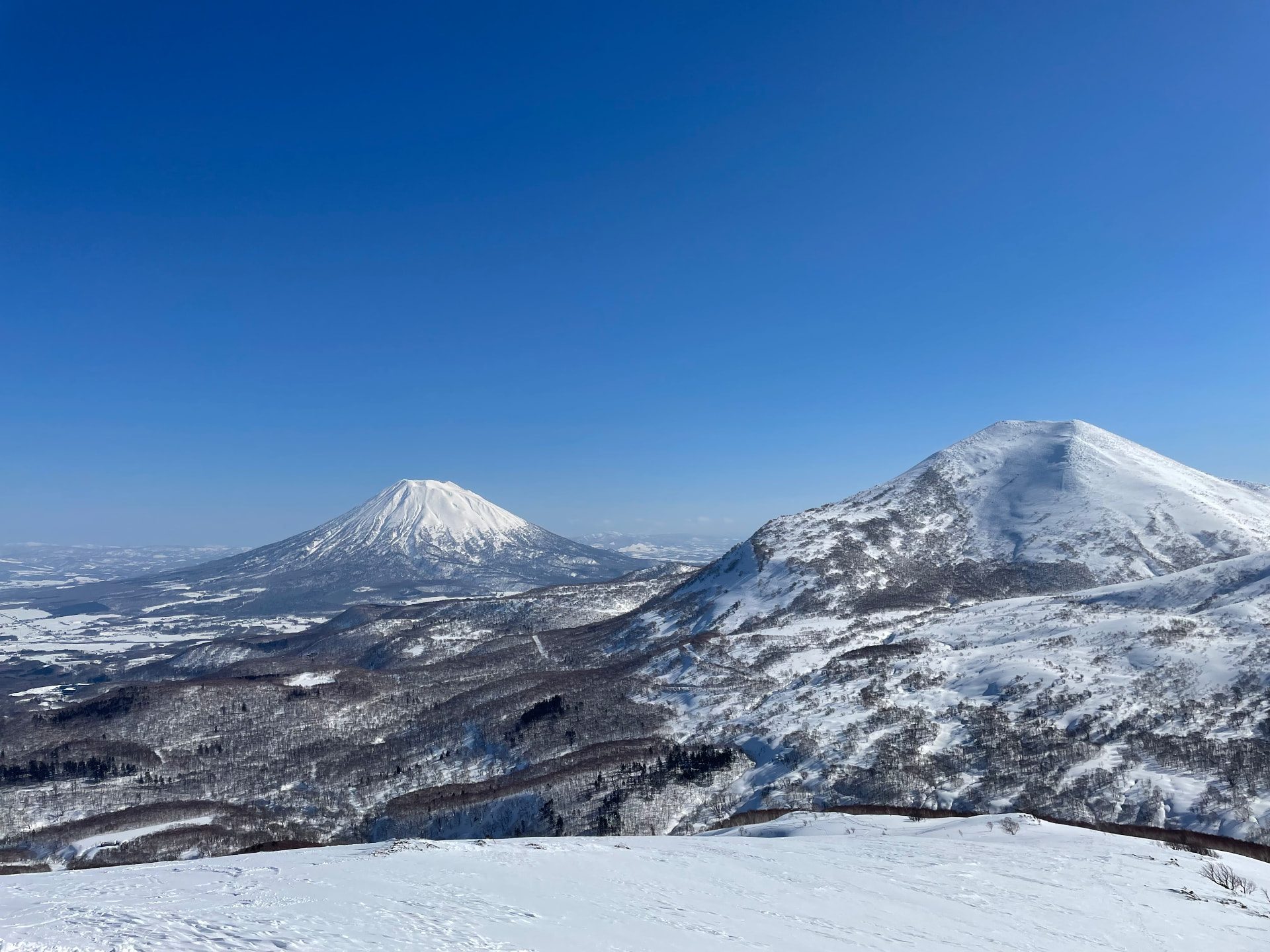 Mount Yotei and the Annupuri ski mountains under a clear winter sky