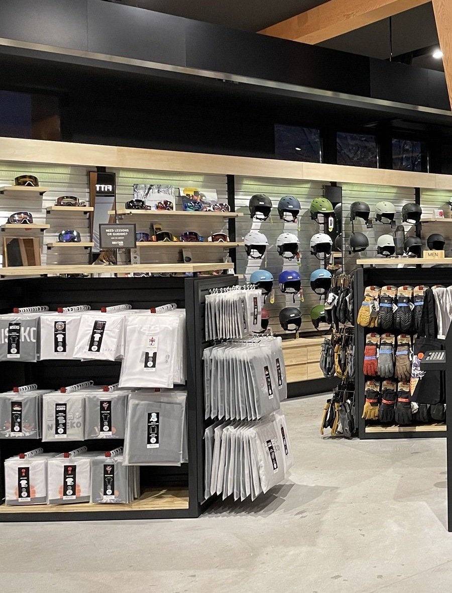 Outlets & Mid-Range Fashion
