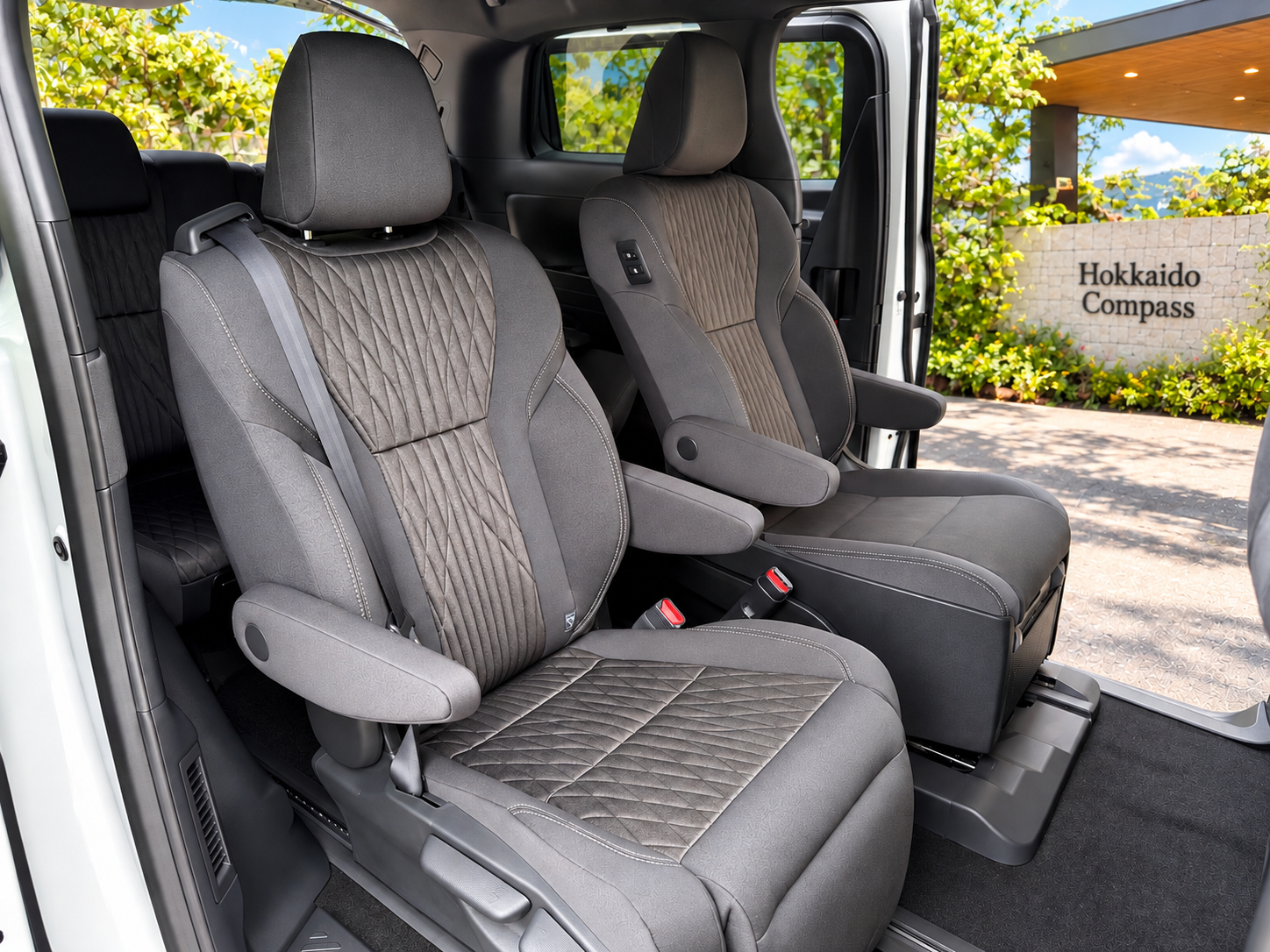 Second-row captain seats with armrests in the Alphard
